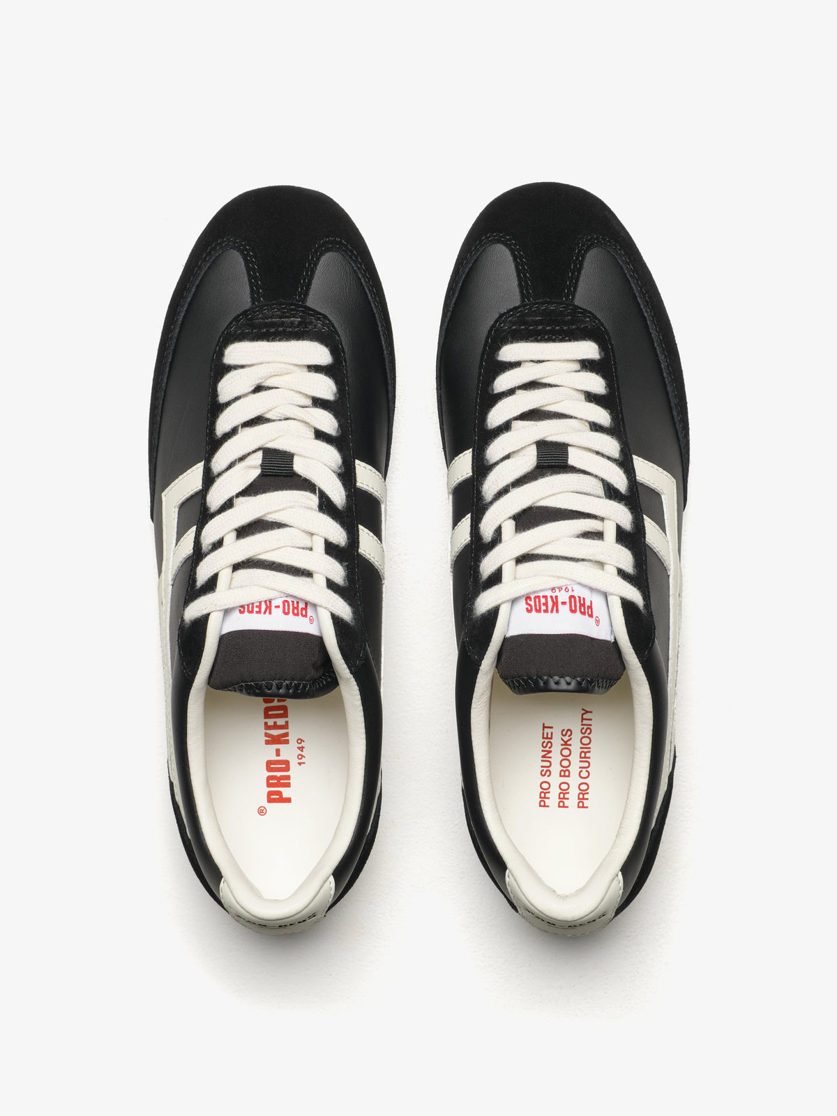 Vista dall'alto delle Sneakers Pro-Keds Racer 77 in pelle nera e avorio con inserti in pelle e suede