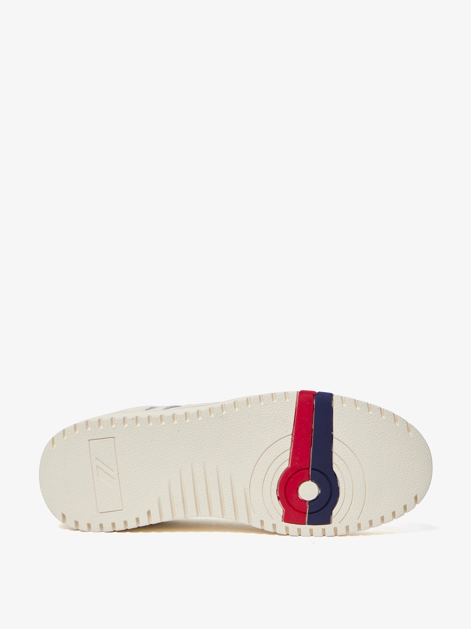 Suola con logo rosso e blu sul battistrada della sneaker Pro-Keds Sky in pelle bianca