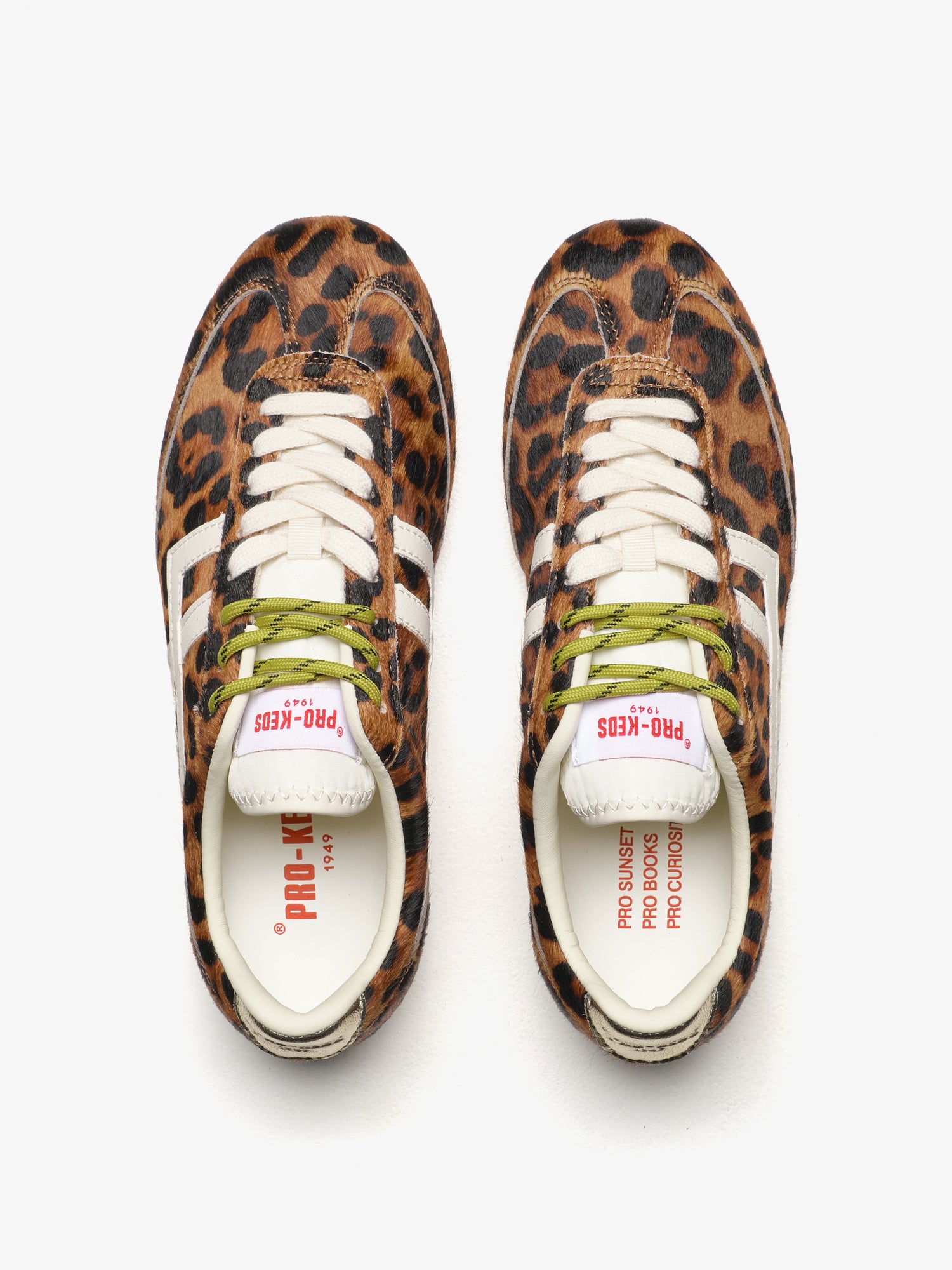 Pro-Keds Racer 77 da donna, paio di sneaker leo e avori vista dall'alto