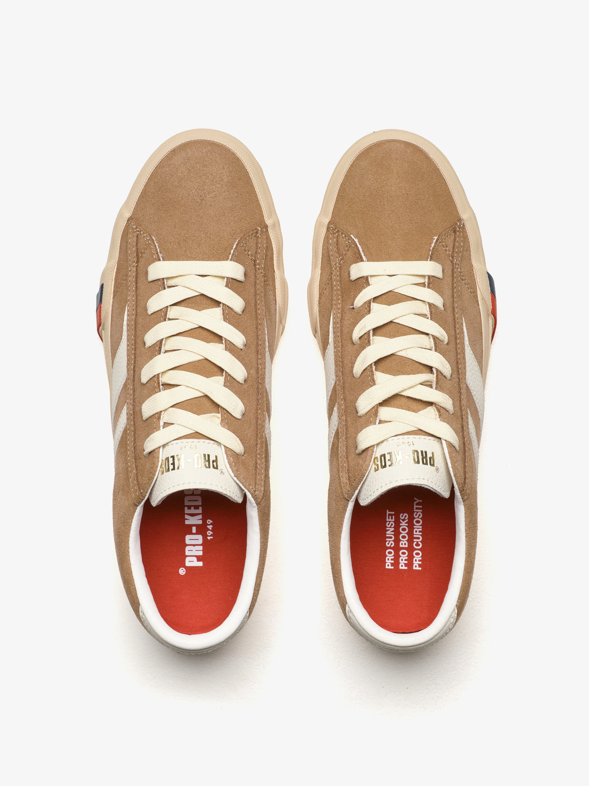 Sneaker da donna Pro-Keds Royal Classic in suede tundra e avorio vista dall'alto, dettaglio soletta interna