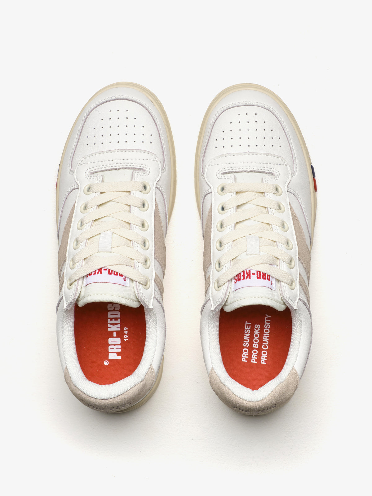 Sneaker Pro-Keds Sky in pelle bianco e sabbia, dettaglio collare imbottito